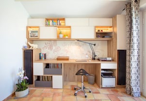 Cet espace bureau a été conçu pour combiner la passion pour la musique avec le travail quotidien, en offrant un environnement pratique et esthétique.