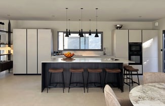 Vue de face de la cuisine depuis la salle à manger.