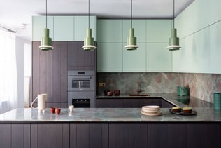 Une cuisine haut de gamme verte pistache, Perene Paris 7