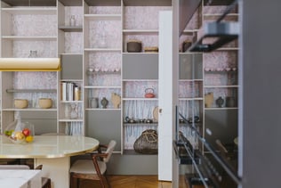 Perene-paris-8-cuisine-bibliotheque-et-electromenagers-table-et-chaises