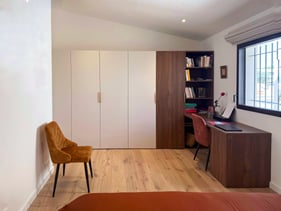 Aménagement sur mesure avec dressing et bureau intégré Aménagement sur mesure avec dressing et bureau intégré