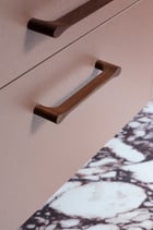 Salle-de-bains-meuble-detail-tiroir-rose-poignees