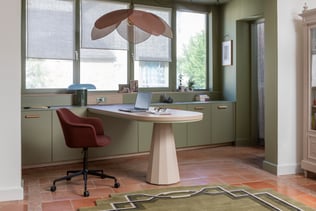 Bureau vert sauge et rose vue d'ensemble Bureau vert sauge et rose vue d'ensemble