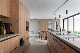 Une cuisine ouverte sur la salle à manger