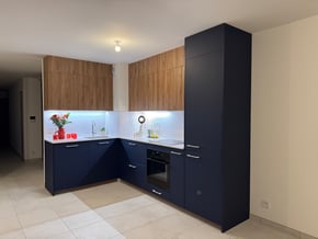Vue d'ensemble de la cuisine chêne et bleu