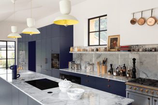 Cuisine sur mesure Perene Réunion avec façades bleu profond, îlot central en marbre, électroménager intégré et finitions haut de gamme. Cuisine sur mesure Perene Réunion avec façades bleu profond, îlot central en marbre, électroménager intégré et finitions haut de gamme.