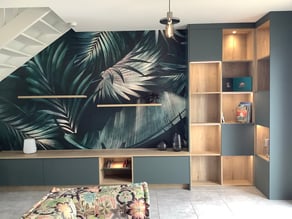 Bibliothèque avec rangement sous escalier bois blond et vert comodoro