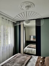 Une chambre de petite taille : dressing, tête de lit et commode