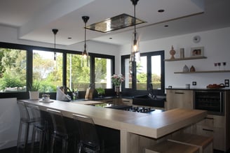 Espace de préparation et d'échange dans lequel il est agréable de déguster un café pendant que de bons petits plats mijotent...