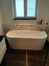 Baignoire Villeroy et Boch Obéron duo, panneaux Nuance finitions Turin Marble 