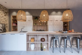 La cuisine, véritable pièce de vie, occupe toute une aile de cette ancienne ferme entièrement rénovée.