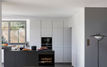 Cave à vin dans un îlot central d'une cuisine sur mesure