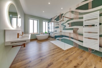 Salle-de-bain-originale-coloree-vert-blanc-baignoire-douche-perene