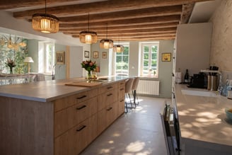 Cuisine intemporelle en bois massif1