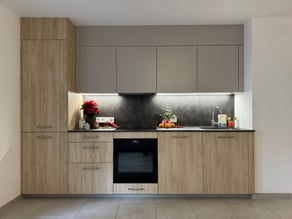 Vue de face de la cuisine bois clair et champagne