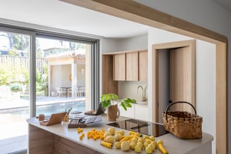 Vue sur cuisine vue à l'extérieure avec ilot central