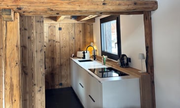 perene sallanches réalisation cuisine blanche et vieux bois dans un chalet les Houches