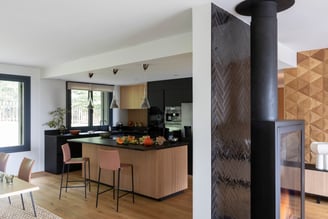 cuisine ilot moderne noir et bois 