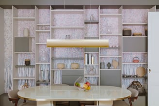 Salle à manger avec bibliothèque intégrée en fond