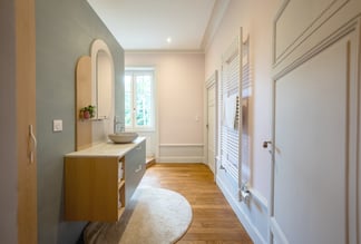 Salle de bain avec meuble vasque bois et vert d'eau