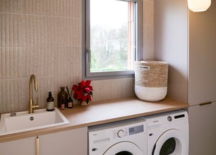 buanderie Perene avec plan de travail machines à laver et lavabo