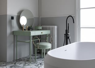 coiffeuse verte dans salle de bain Perene