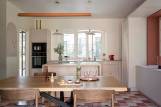 Cuisine avec revêtement de sol carrelage damier 