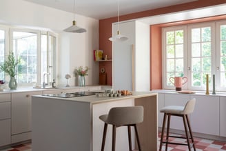Cuisine intemporelle et bucolique, vue large sur la pièce avec ilot et tabourets