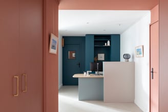 Aperçu cabinet dentaire couloir terracotta et meuble bleu avec rangements et bureau Aperçu cabinet dentaire couloir terracotta et meuble bleu avec rangements et bureau