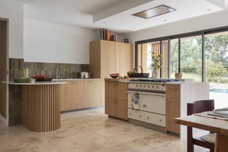 Cuisine bois vue d'ensemble, ilot central et électro ménagers