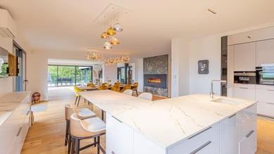 Une cuisine sur mesure blanche avec îlot