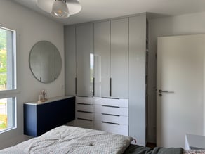 Un dressing sur mesure dans une chambre