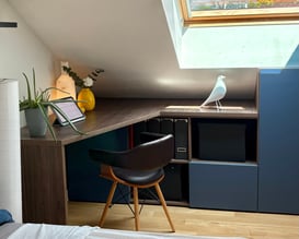 Un espace bureau bleu et bois