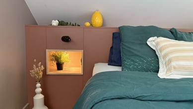une tête de lit sur mesure terracotta
