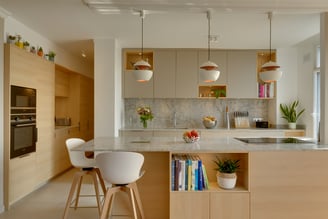 Cuisine ouverte lumineuse aux tons doux 