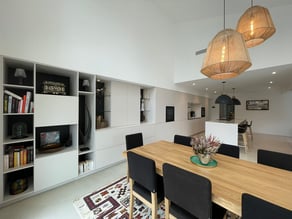 Nous passons par la cuisine, les dressings, la coiffeuse et la suite parentale. Un intérieur charmant s'invite jusque dans les moindres détails. Merci à nos clients pour leur confiance et bonne réussite pour leur nouveau projet professionnel.