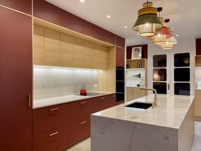 Une cuisine conviviale et moderne avec un îlot central, offrant à la fois fonctionnalité et esthétisme 