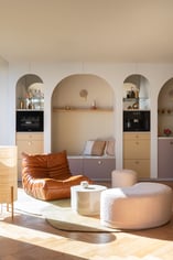 Visuel d'une cave à vin avec fauteuil et alcôve