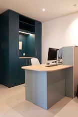 Cabinet de médecin agencé sur mesure avec bureau et rangements