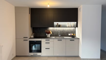 Vue d'ensemble de la cuisine ouverte sur mesure