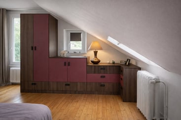 Dressing sur mesure en sous-pente, lie-de-vin et noyer1