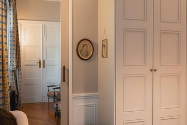 Dressing sur-mesure avec moulures reproduisant les portes d’un appartement haussmannien à Deauville