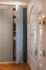 Dressing recouvert de papier peint pour une intégration invisible dans un appartement à Deauville