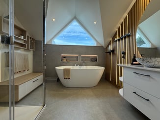 Vue d'ensemble de la salle de bain sur mesure blanche bois et terrazzo