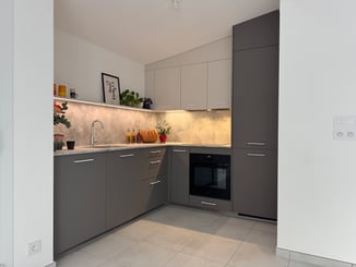 Vue d'ensemble de la cuisine d'angle sur mesure