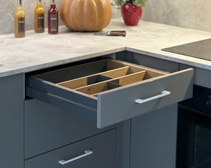 Zoom sur un tiroir signé Perene