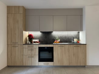 Vue de face de la cuisine bois clair et champagne