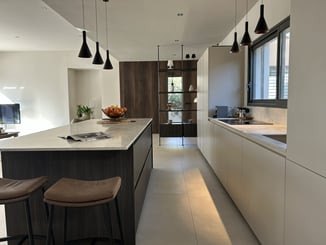 vue depuis la porte fenêtre vers la cuisine. vue depuis la porte fenêtre vers la cuisine.