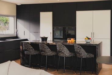 cuisine contemporaine avec façades métalliques et design épuré