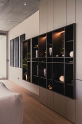 agencement sur toute hauteur avec rangements intégrés dans un espace contemporain